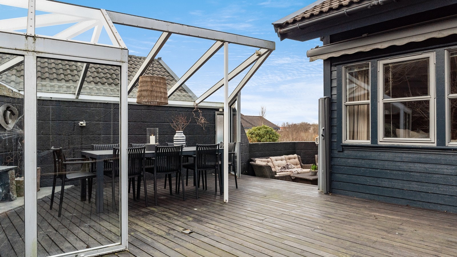 Med sin gode størrelse gir terrassen og uteområdet rom for flere soner med variert bruk - perfekt for både rolige stunder og sosialt samvær. Galleribilde