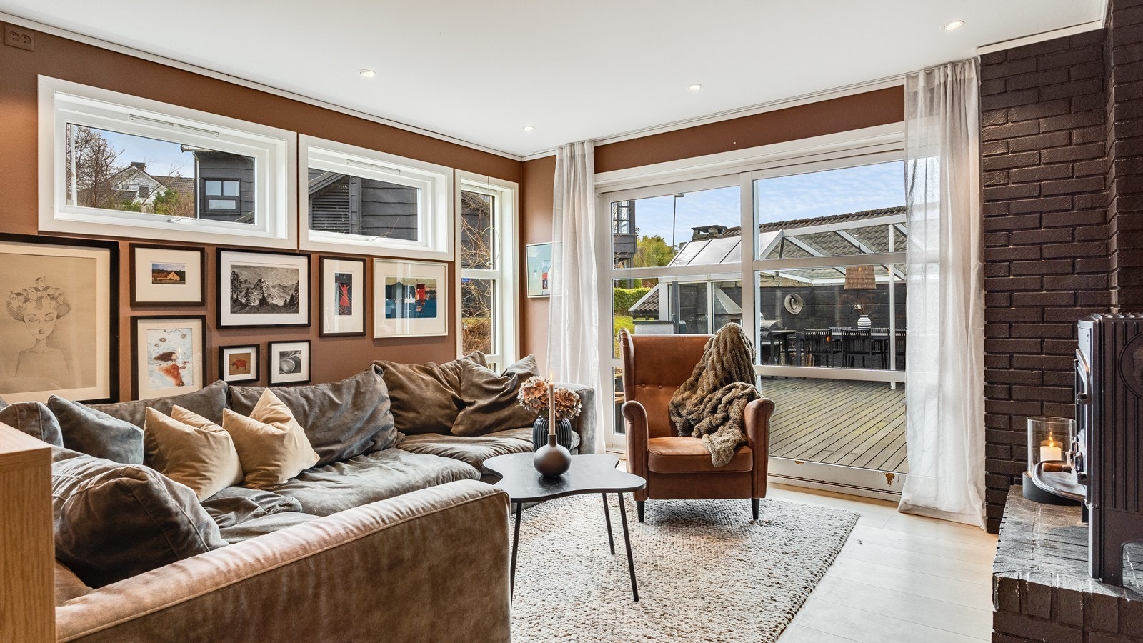 Her kan du nyte koselige stunder foran peisen på kalde dager. Galleribilde