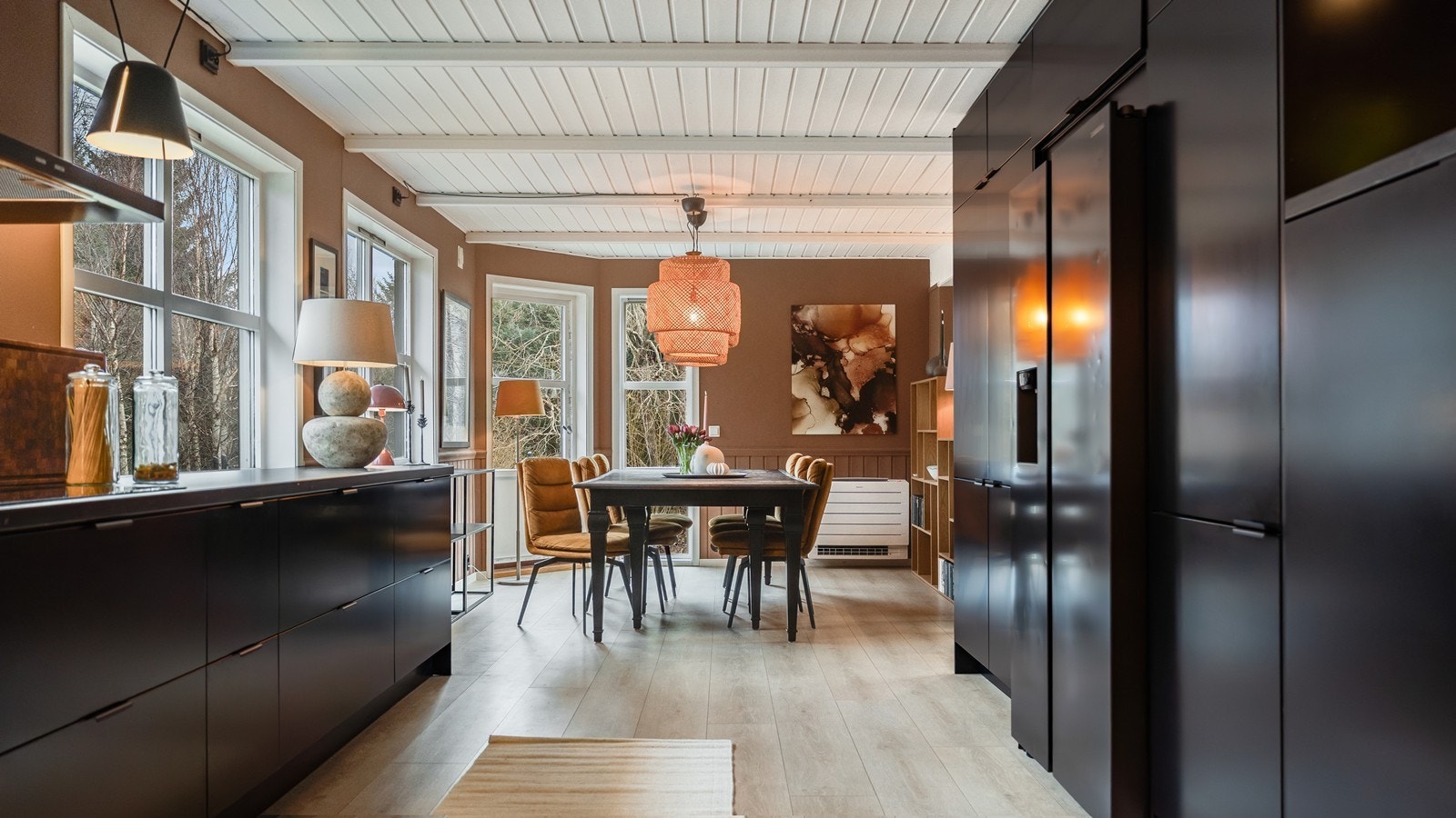 Svært lekkert kjøkken i sort med sorte detaljer som gir en clean og eksklusiv look. Galleribilde