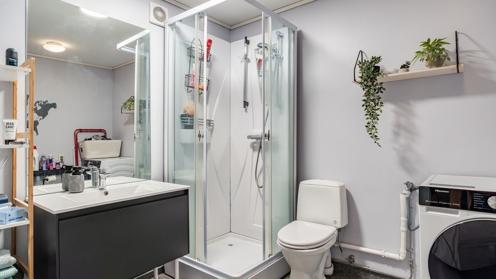 Funksjonelt ad med opplegg for vaskemaskin og varme i gulv. Galleribilde