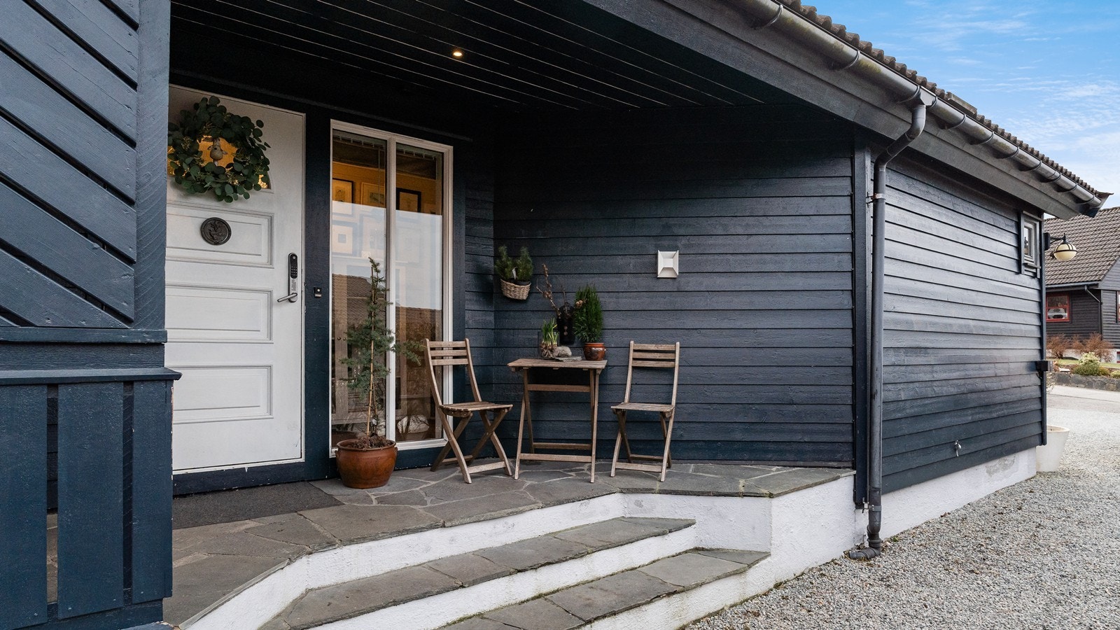 Innbydende inngangsparti med praktisk overbygg og flotte steinheller. Galleribilde