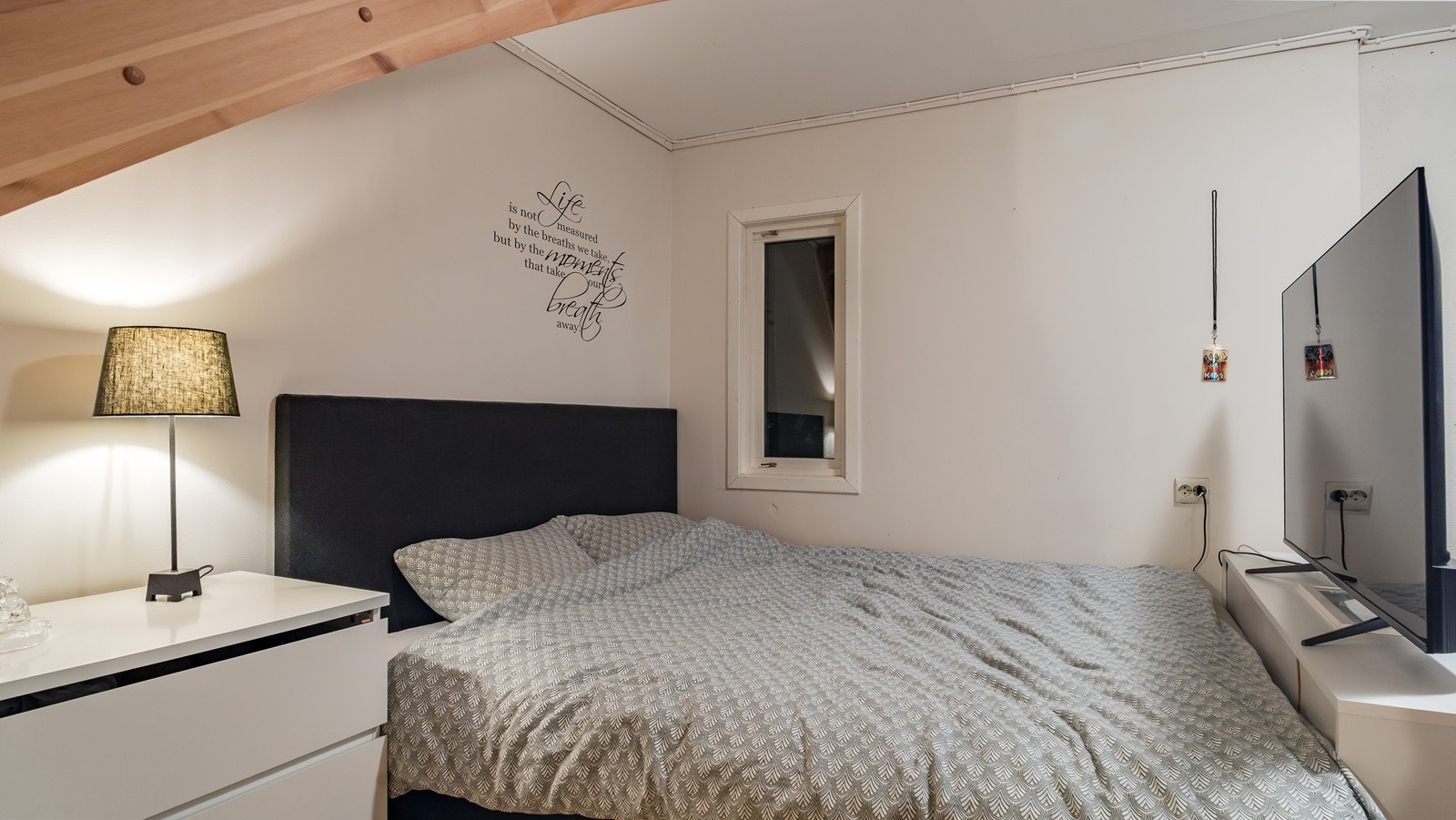 Soverom av god størrelse med plass til dobbelseng og ulik møblering. Galleribilde