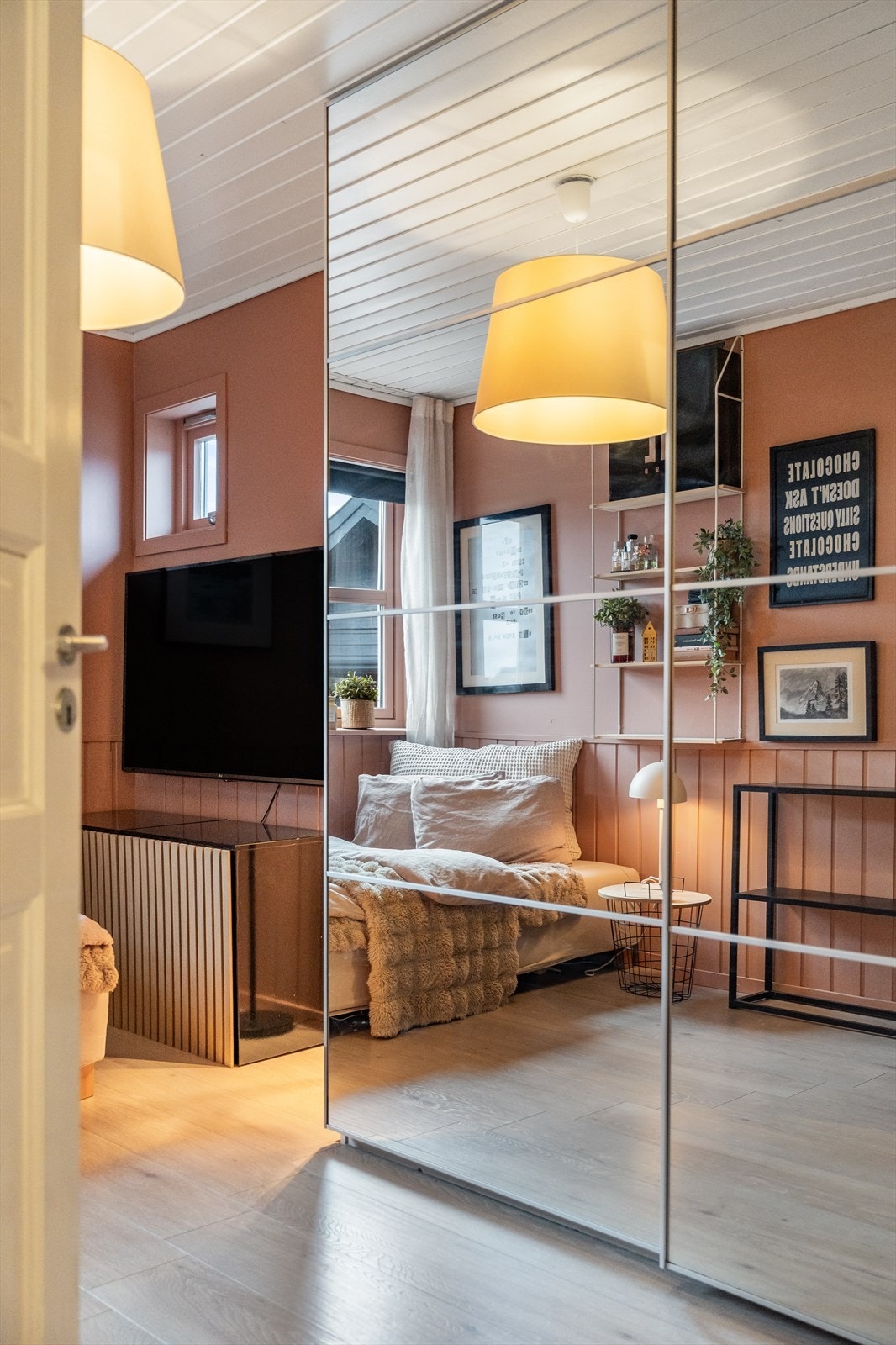 Rommet har et stort garderobeskap med speilskyvedører som skaper en god romfølelse. Galleribilde