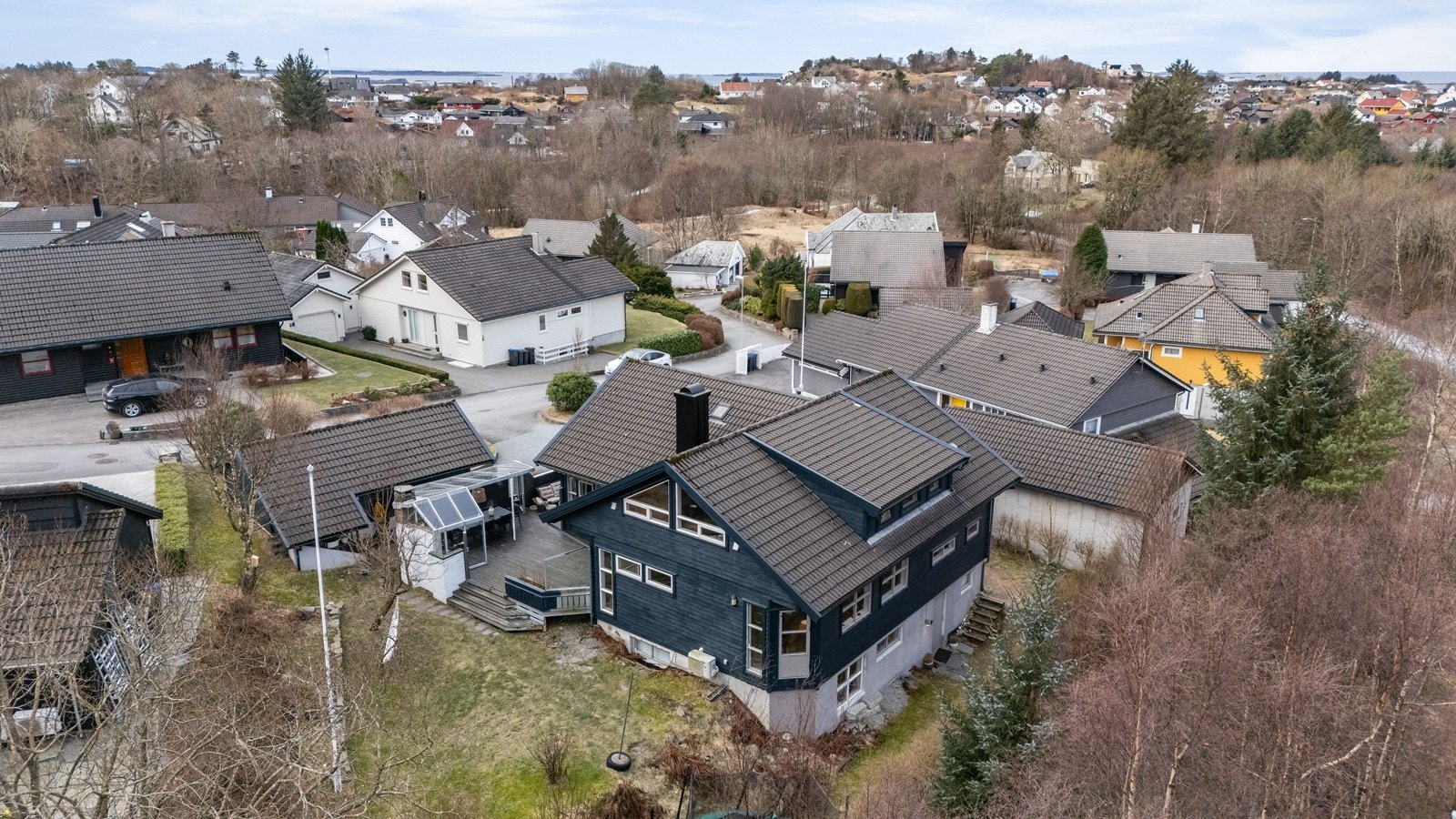 En svært innholdsrik og attraktiv enebolig beliggende i et populært og familievennlig boligfelt i nordre bydel. Galleribilde