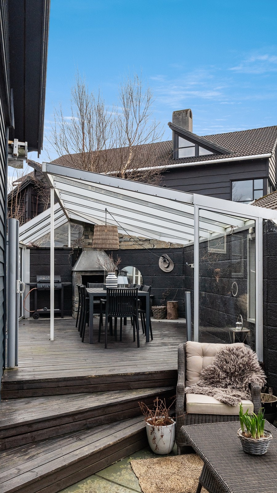 En innbydende og koselig uteplass med delvis overbygg, perfekt for hyggelige utemåltider - uansett vær. Galleribilde