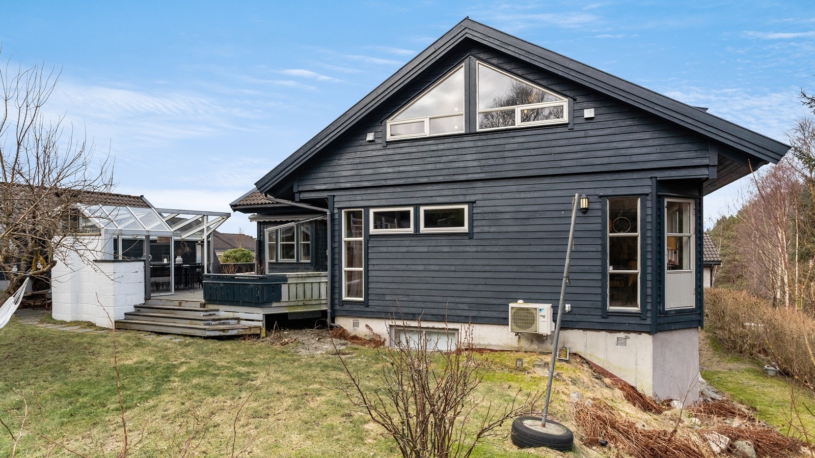 En lun og skjermet hage med god boltreplass - et grønt fristed for hele familien. Galleribilde