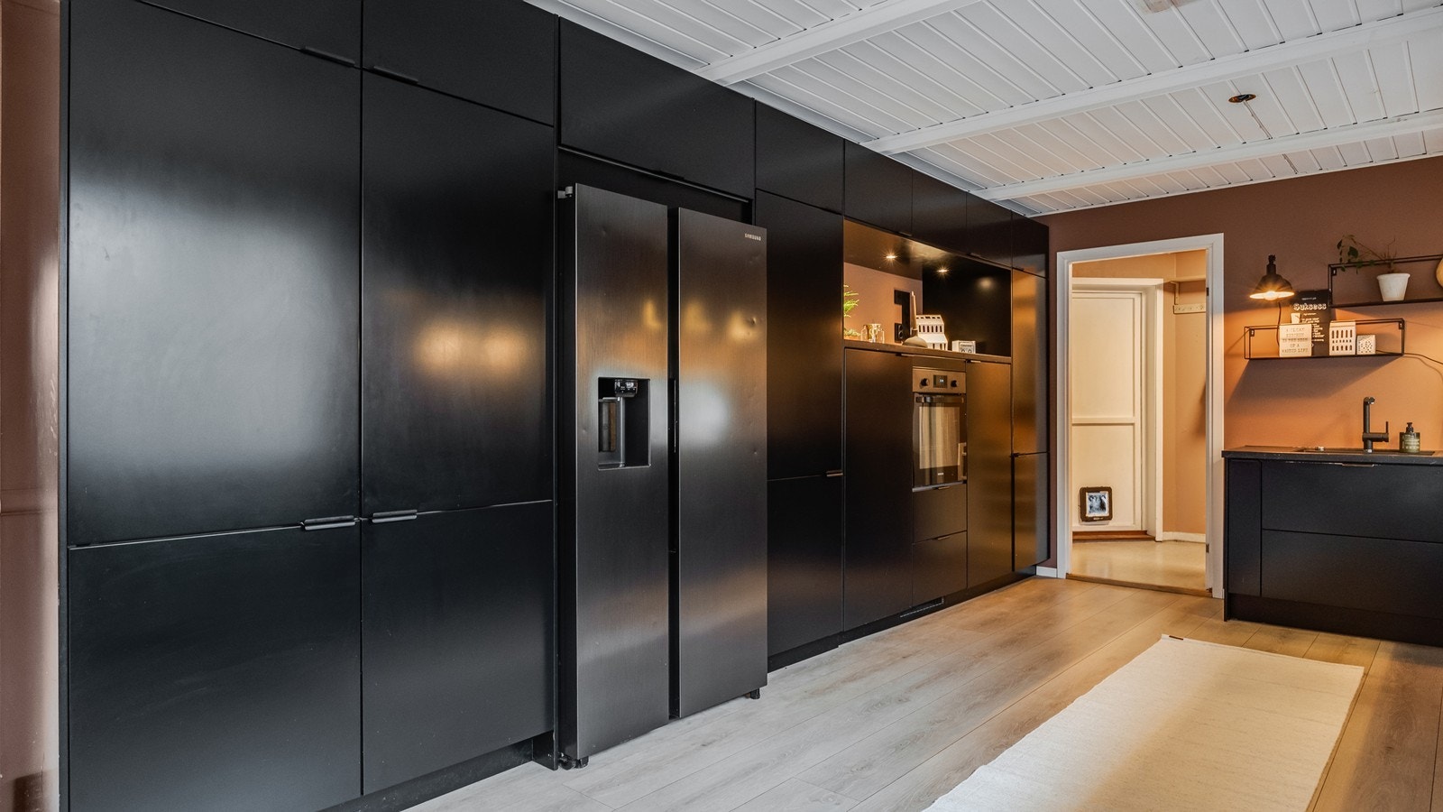 Kjøkkenet er godt utnyttet og byr på masser av benke- og skapplass som gir godt med lagringsplass. Galleribilde