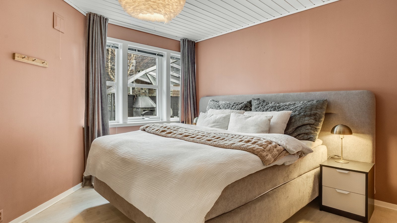 Soverom av god størrelse innredet i delikate farger. Galleribilde