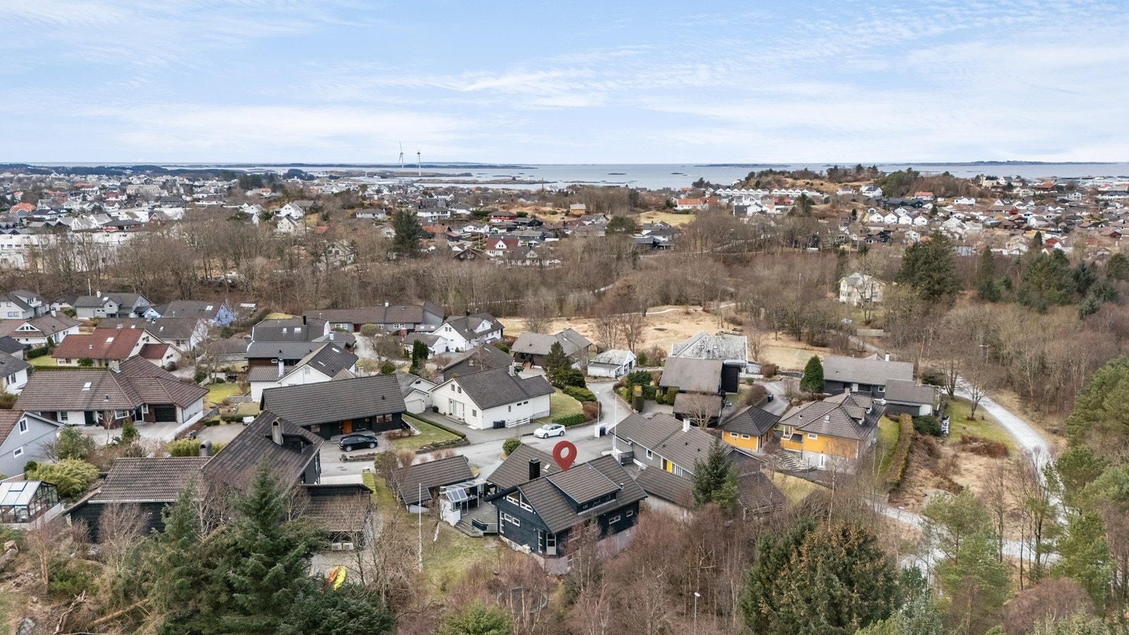 Huset ligger midt i turløpa i Uradalen og følger årstidene med alle sine nydelige farger. Beliggenheten gir kort vei til skole, barnehage, dagligvare, idrettsanlegg, flere flotte turområder og Haugesund sentrum. Galleribilde