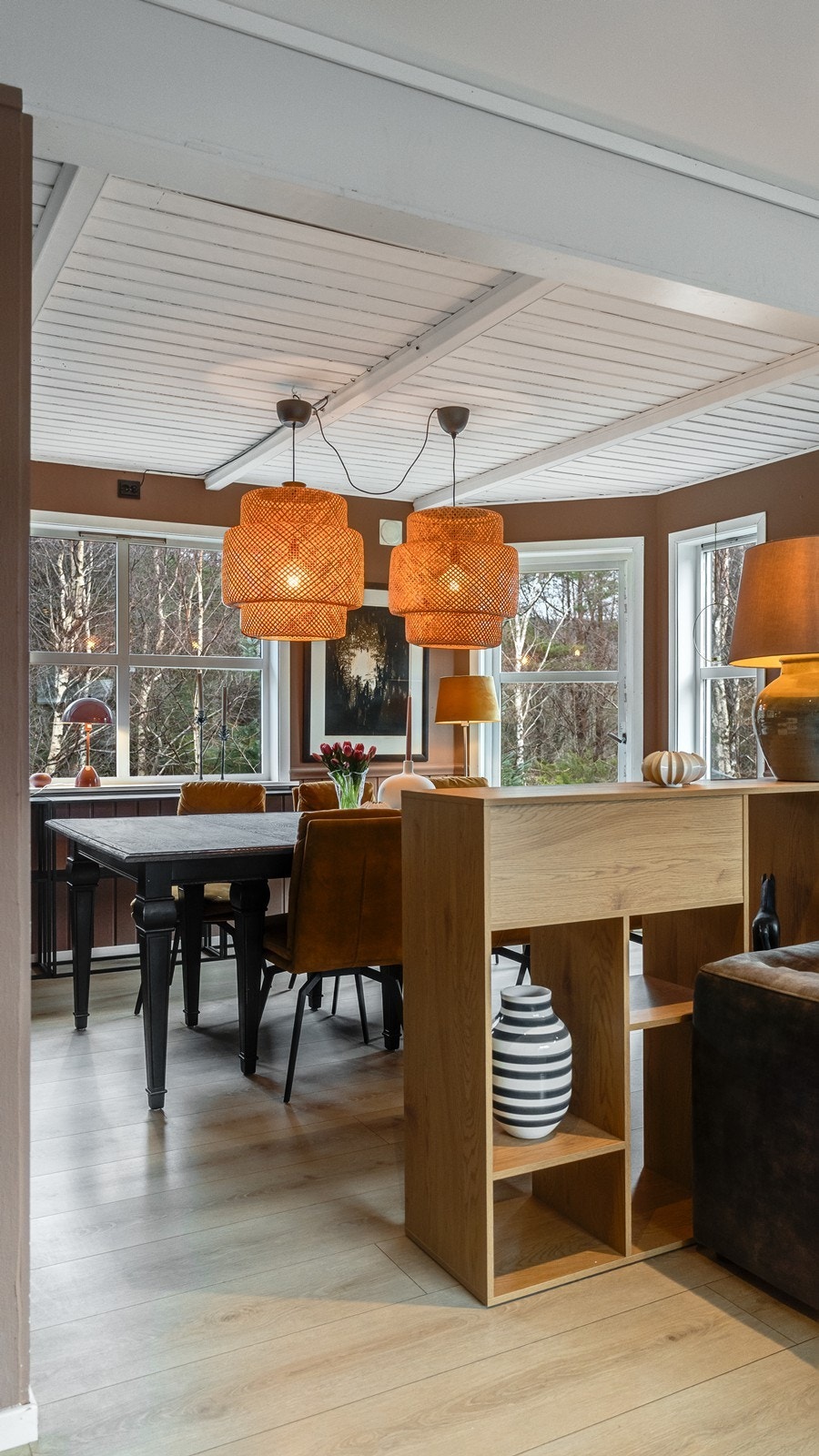 Spisestuens plassering skaper også en fin overgang mellom stue og kjøkken og binder rommene naturlig sammen. Galleribilde