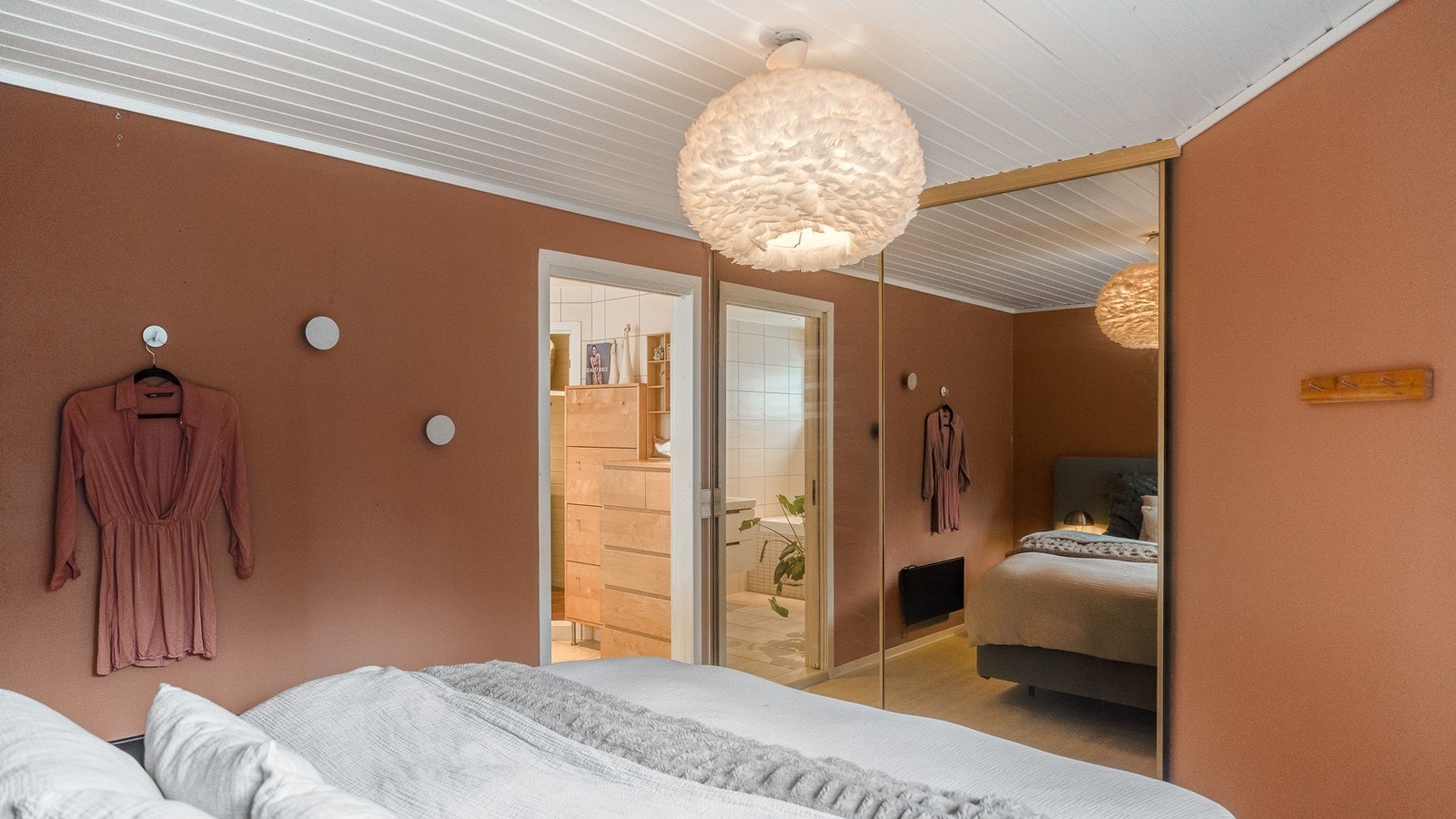 Rommet har et stort, plassbygd klesskap med speildører som byr på rikelig med oppbevaringsplass og en luftig romfølelse. Galleribilde