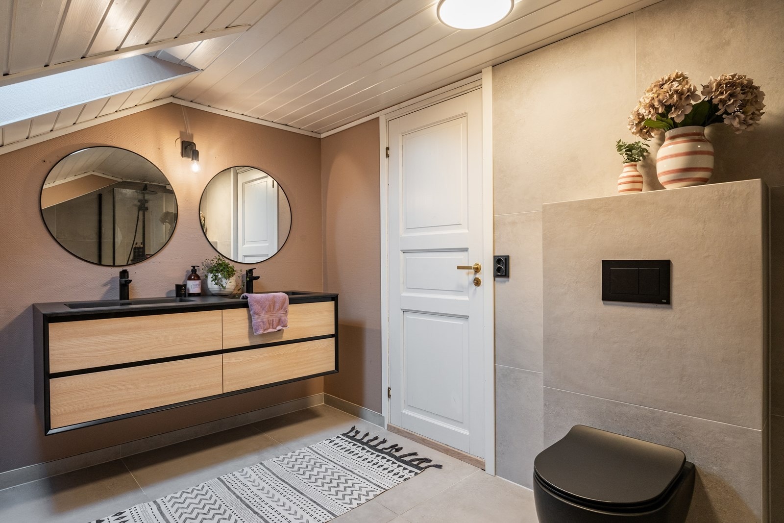 Pent oppusset bad med fliser på gulv med varmekabler i, samt delvis flisede vegger. Galleribilde