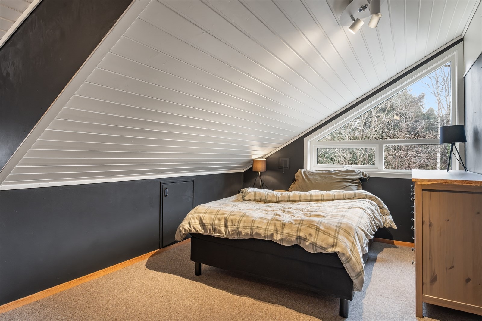 Soverom 3, også med stort vindu som byr på godt lysinnslipp. Galleribilde