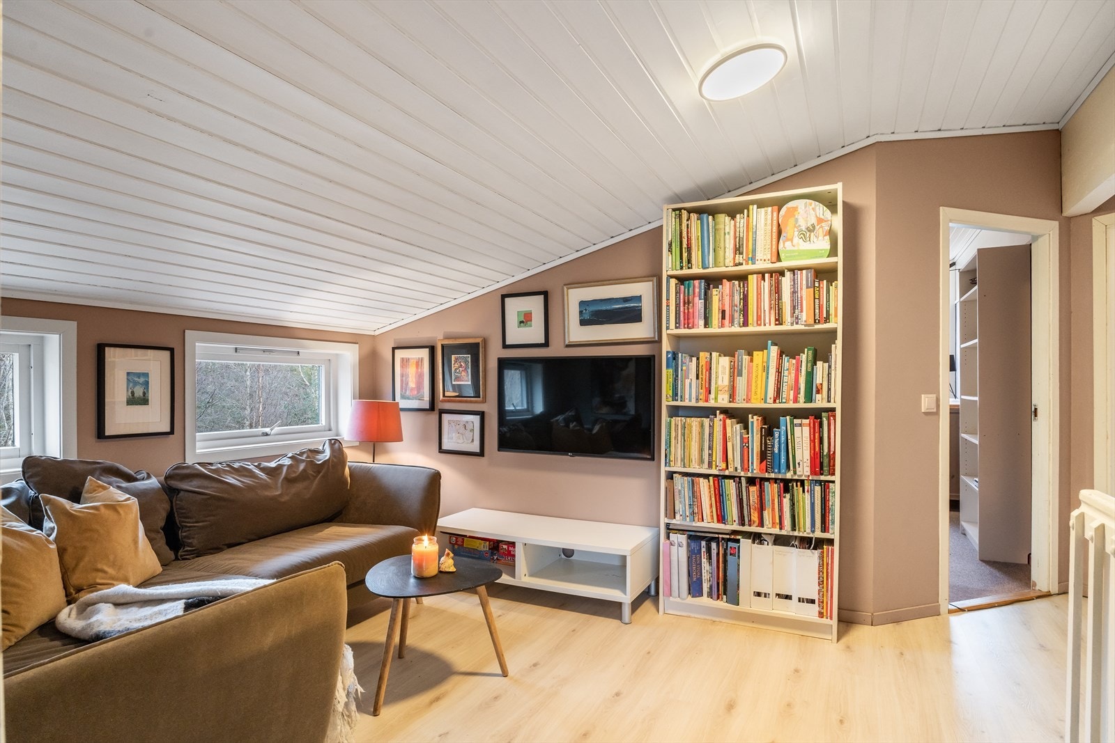 Lys og koselig loftstue. Galleribilde