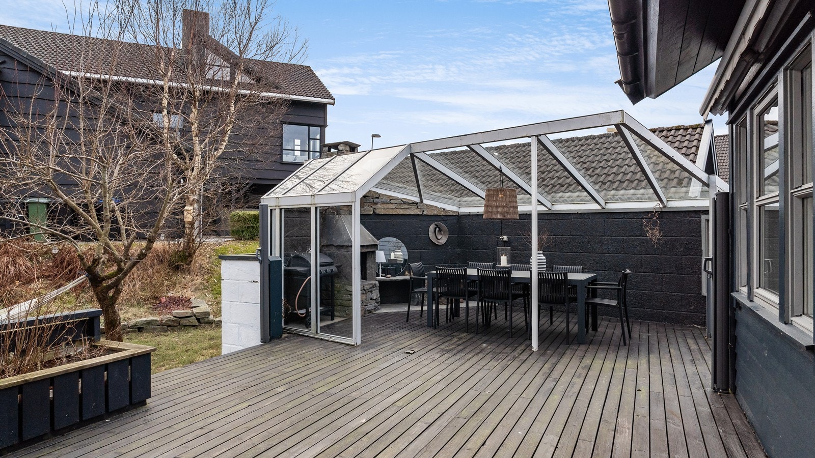 Romslig terrasse med fleksibel bruk og plass til ulik møblering. Galleribilde