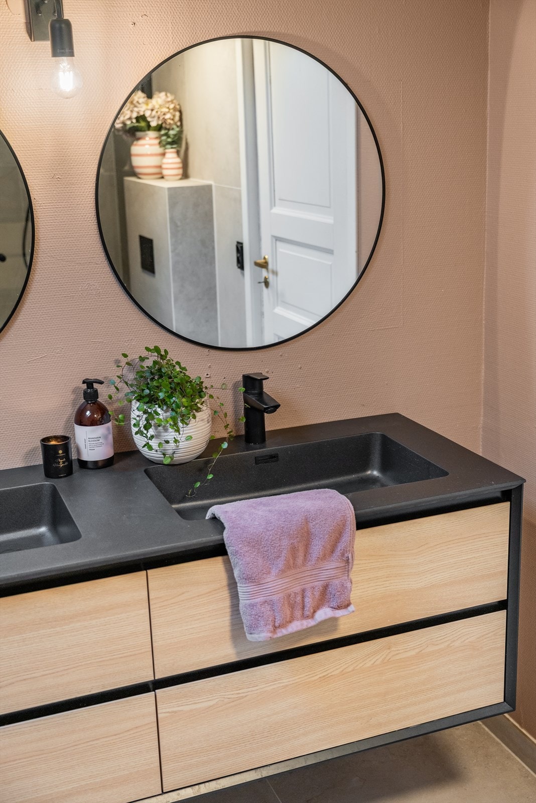 Pen dobbel servant med skuffer som byr på god oppbevaring.. Galleribilde