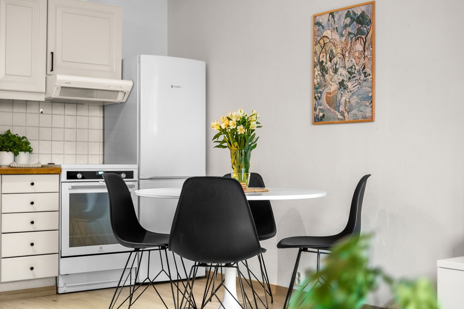 Planløsningen legger til rette for spiseplass nær kjøkkenet, samtidig som stuedelen oppleves mer separat. Galleribilde