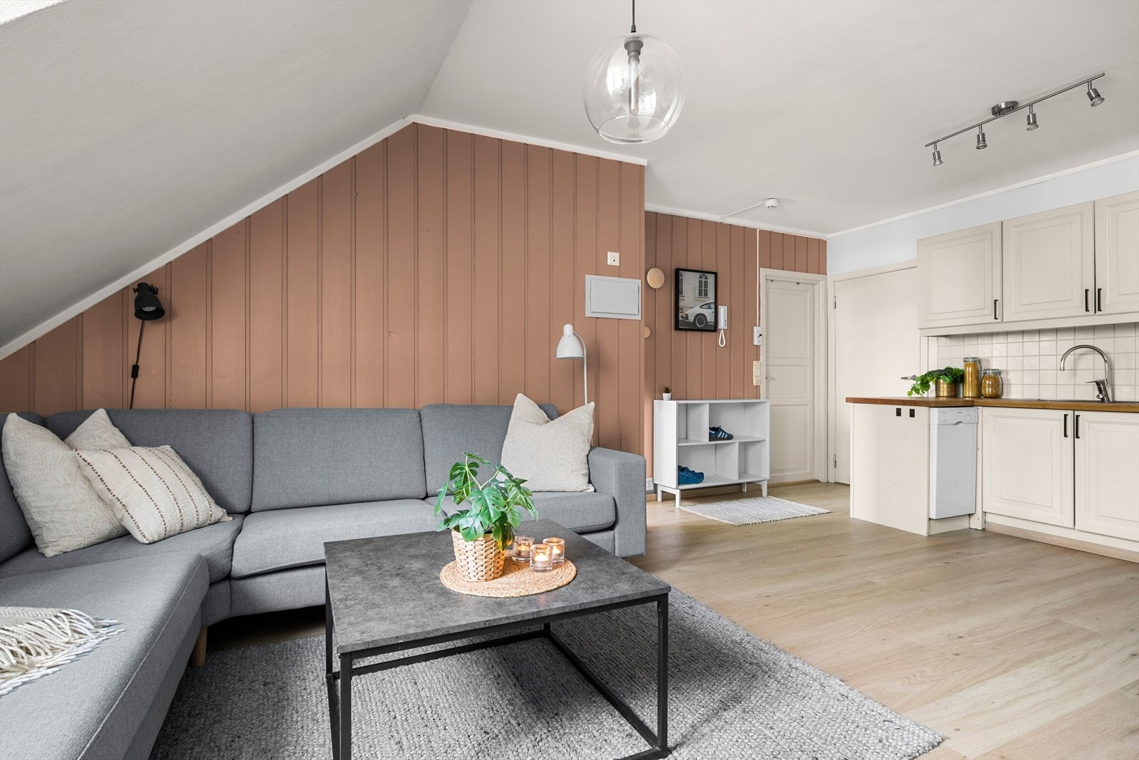 Leiligheten er lys og romslig med flott beliggenhet i byggets øverste etasje. Galleribilde