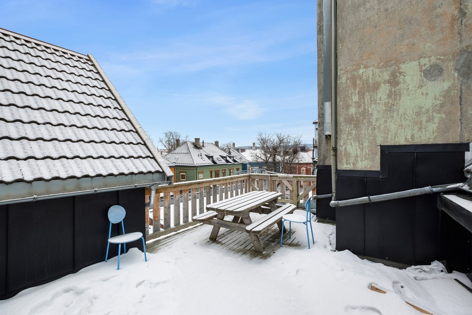 Rett over gangen for leiligheten har du en oppgradert felles takterrasse for beboerne i borettslaget. Galleribilde