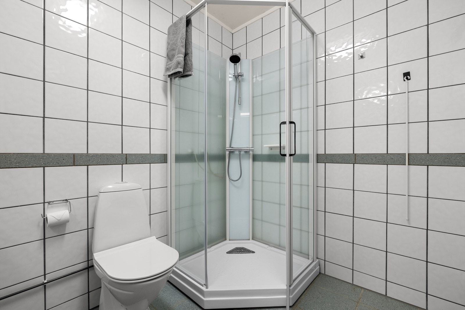 Badet ble renovert i 1997 og noe oppusset i 2025 av dagens eier, hvor det ble satt inn nytt dusjkabinett samt at benekplaten er nedslipt og lakkert i 2025. Badet er utstyrt med mekanisk avtrekk, opplegg for vaskemaskin, servantskap, dusjkabinett og wc. Galleribilde