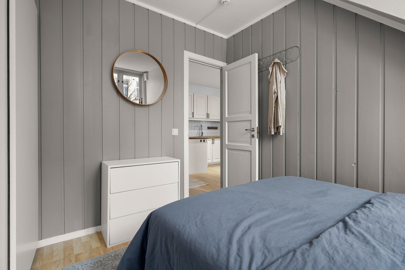 Leiligheten vender ut mot en blindgate for bilister, som er positivt når det kommer til støy fra bilveg. Galleribilde