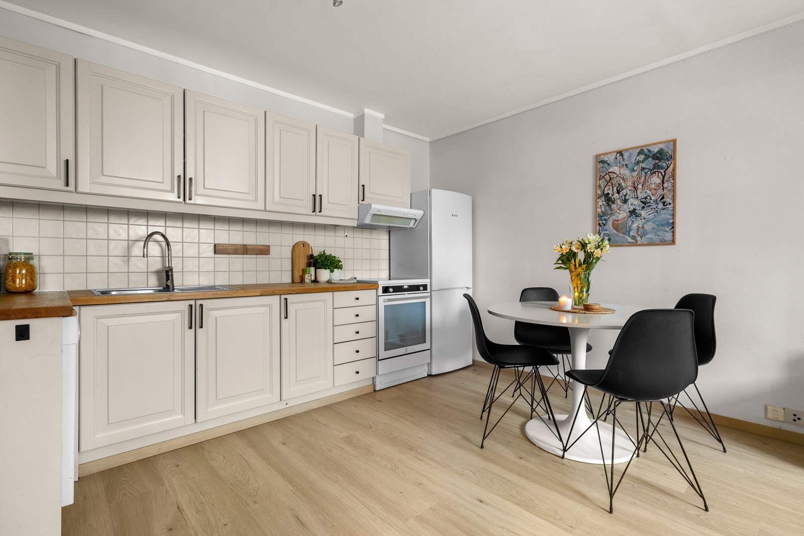 Kjøkkenet har godt med skap- og benkeplass. Innredning med mekanisk avtrekksvifte over stekesonen og opplegg for oppvaskmaskin. Galleribilde