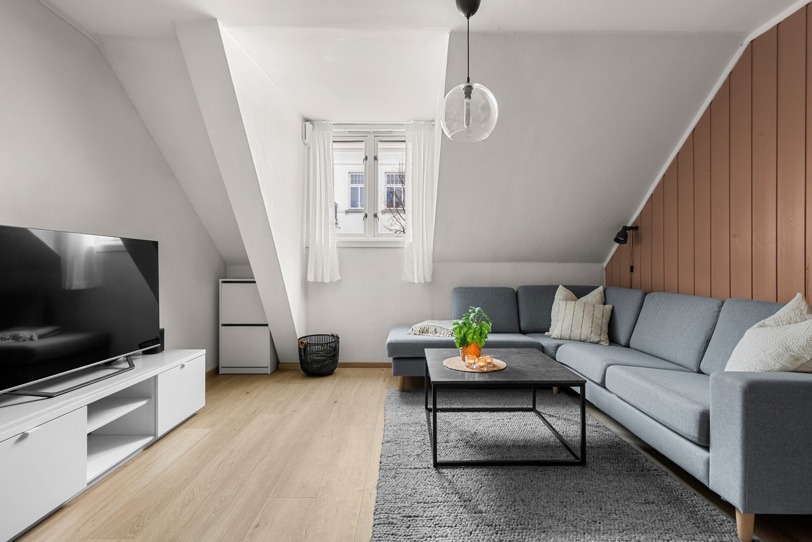 Stuen og kjøkkenet er i en åpen løsning på 24m² målbart areal. Det bidrar til en god atmosfære i rommet. Galleribilde