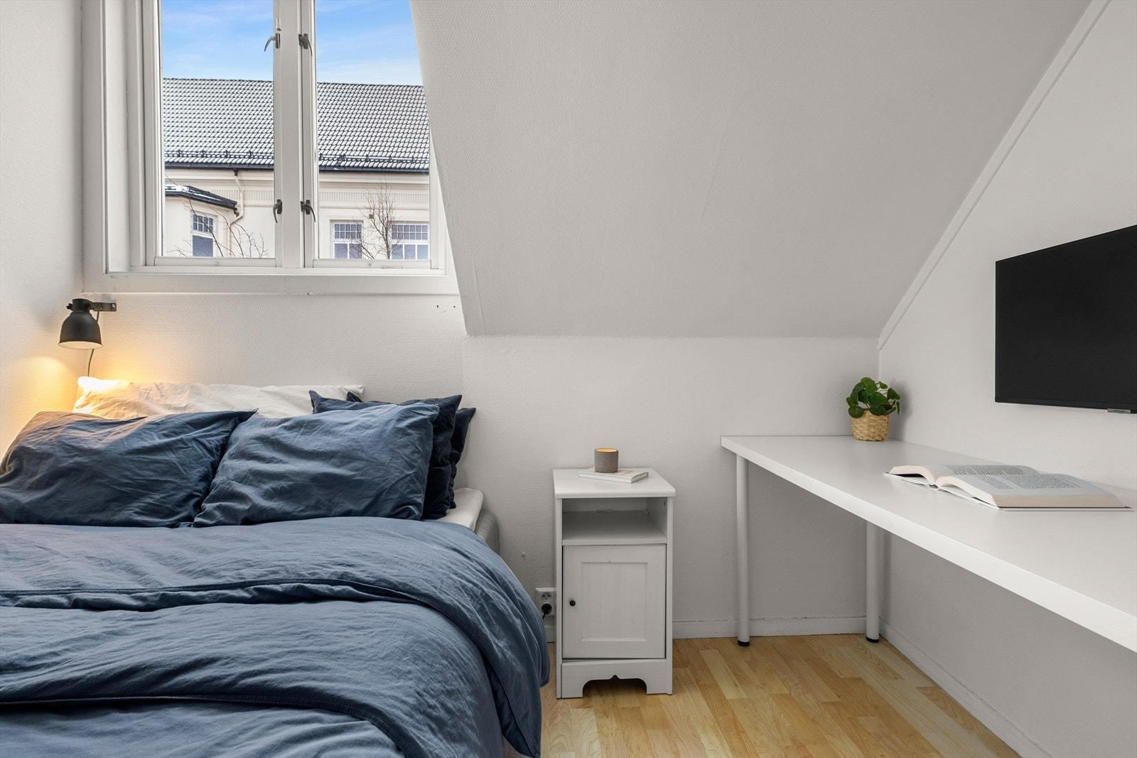 Her får du rikelig med plass til både seng, kontorplass og garderobeløsning. Galleribilde