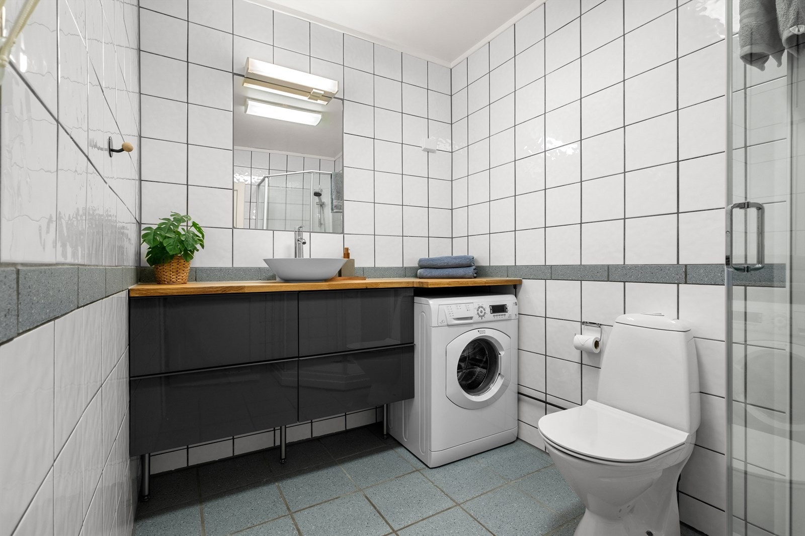 Pent oppgradert bad på 5m, med flislagte vegger- og gulv. Badet har behagelig gulvvarme. Galleribilde