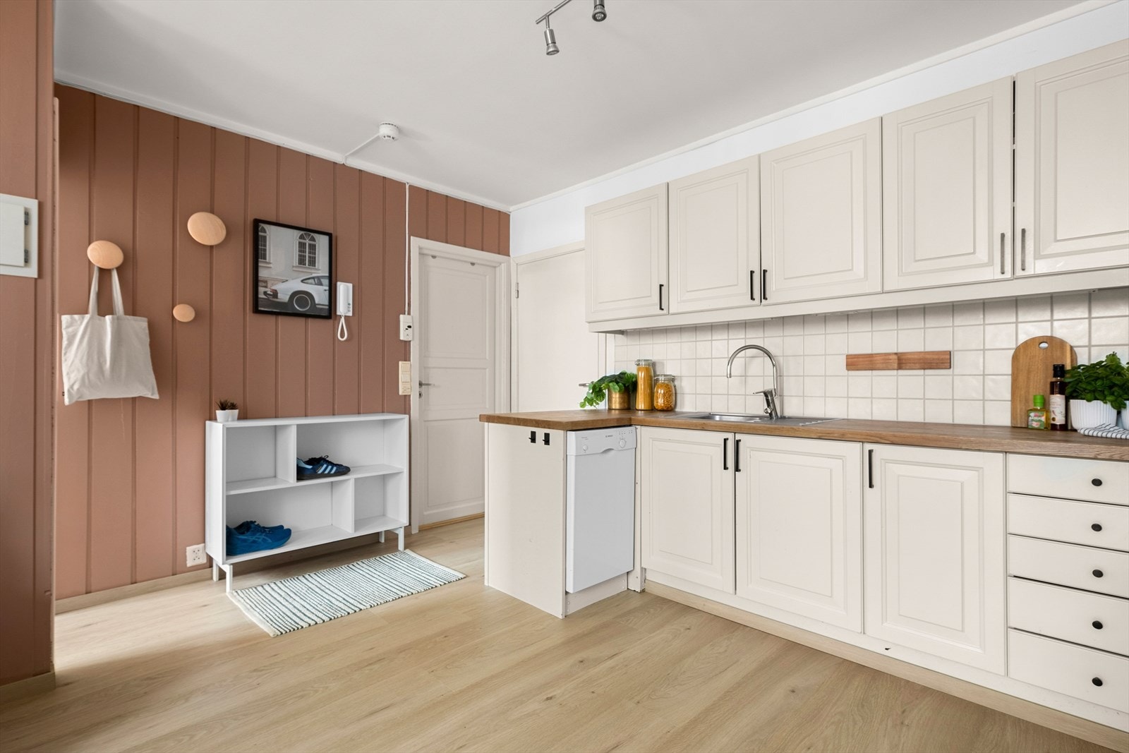 I bakgården disponerer borettslaget egne p-plasser for beboerne. Ellers i gatene rundt er det soneparkering med mulighet for lading av EL-bil. Galleribilde