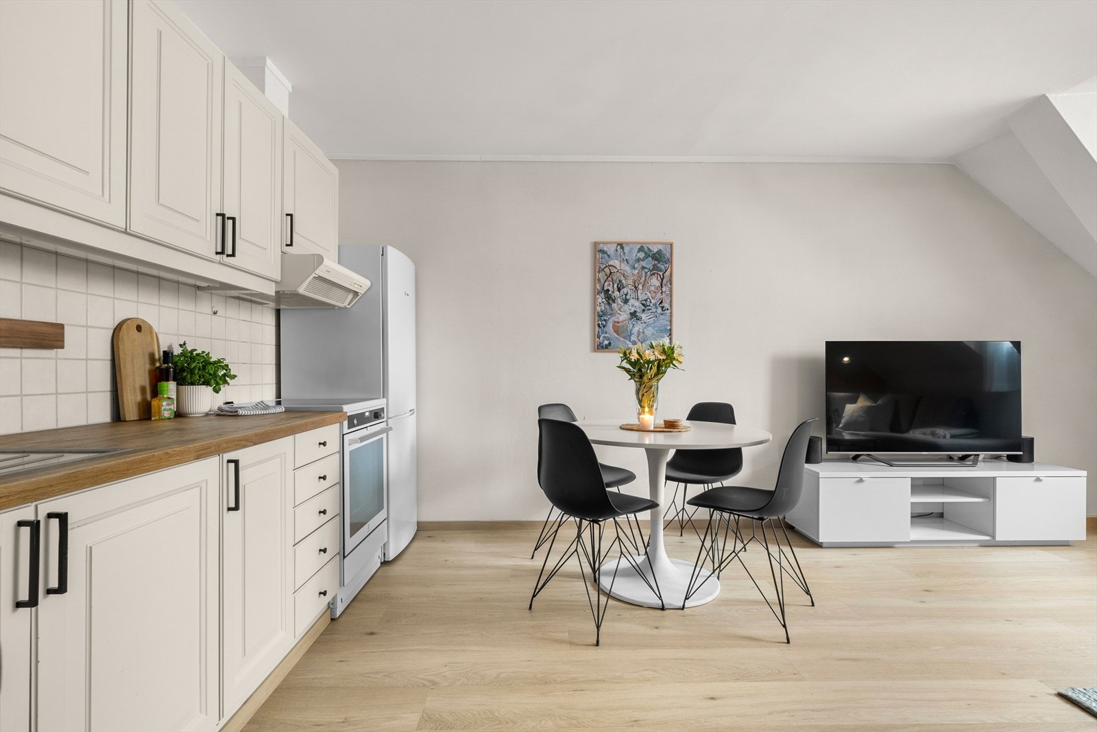 Selger har lagt nytt og flott gulv i 2026, som bidrar til å løfte leilighetens standard. Galleribilde