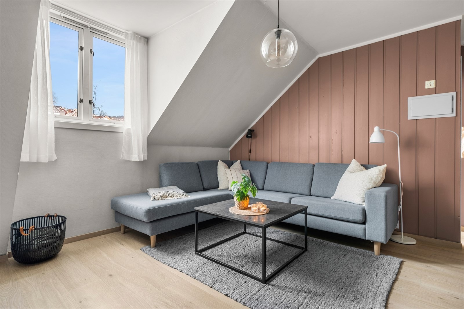 Det ble installert nye ventilasjonsluker samt kuttet sliter i dørkarmene for bedre luftgjennomstrømning i leiligheten i 2023. Galleribilde