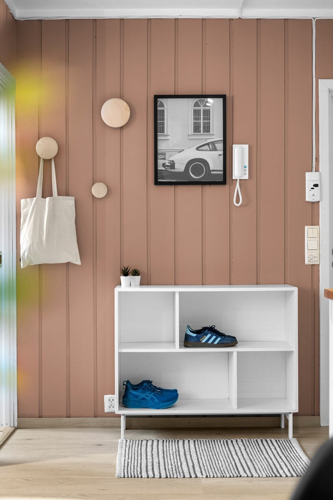 Praktisk entré med rom for funksjonell garderobeløsning. Galleribilde