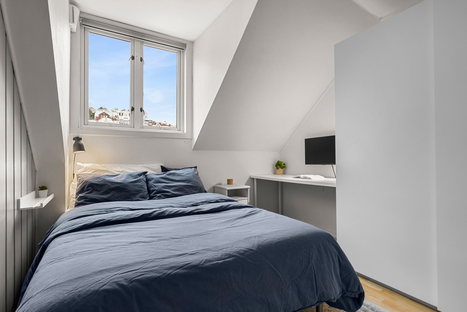 Romslig soverom av god størrelse på 8,5m² målbart areal. Galleribilde