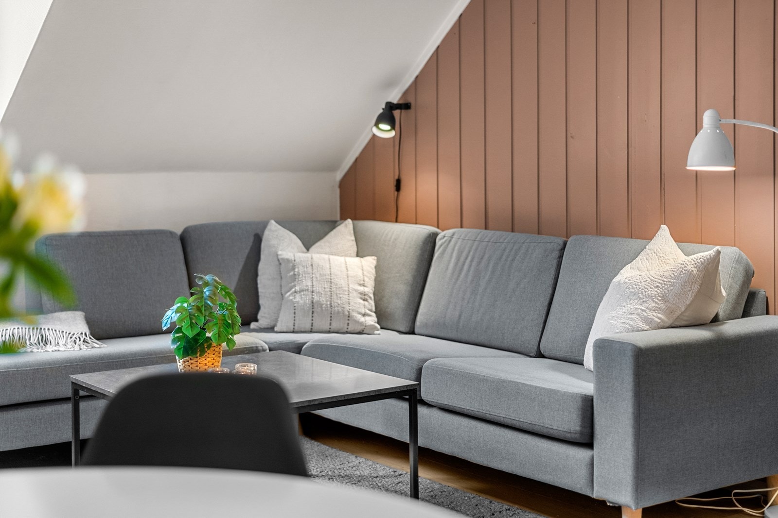 Leilighetens romslige planløsning gir rikelig med plass til en koselig sofagruppe. Galleribilde