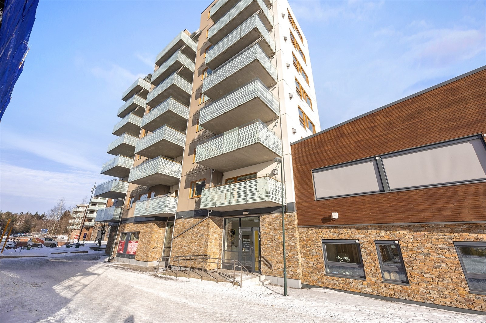 Bygget har en moderne fasade og heisadkomst til alle etasjer. Galleribilde