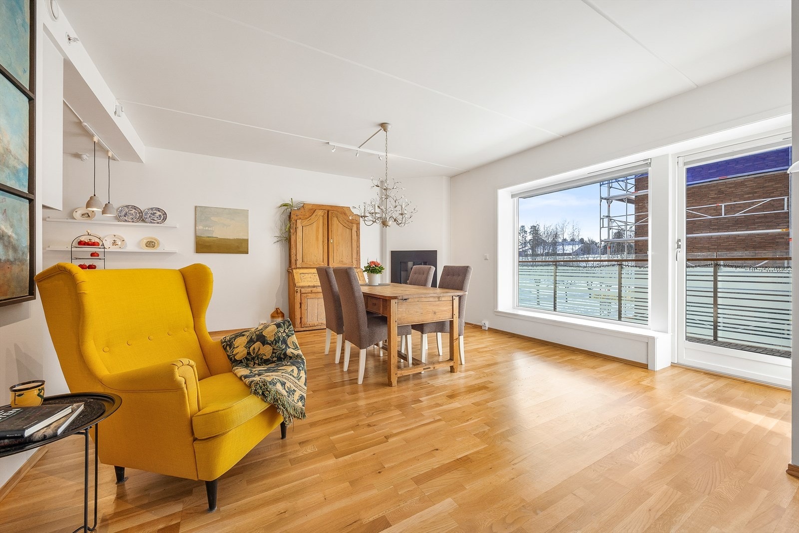 Store vindusflater slipper inn rikelig med naturlig lys. Galleribilde