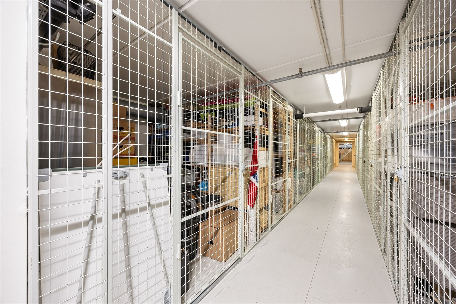 Leiligheten disponerer en romslig bod i felles, sikret bodanlegg. Galleribilde