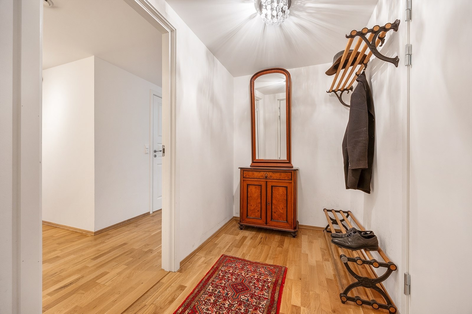 Du ønskes velkommen inn i en romslig entré med god plass til yttertøy og sko. Galleribilde