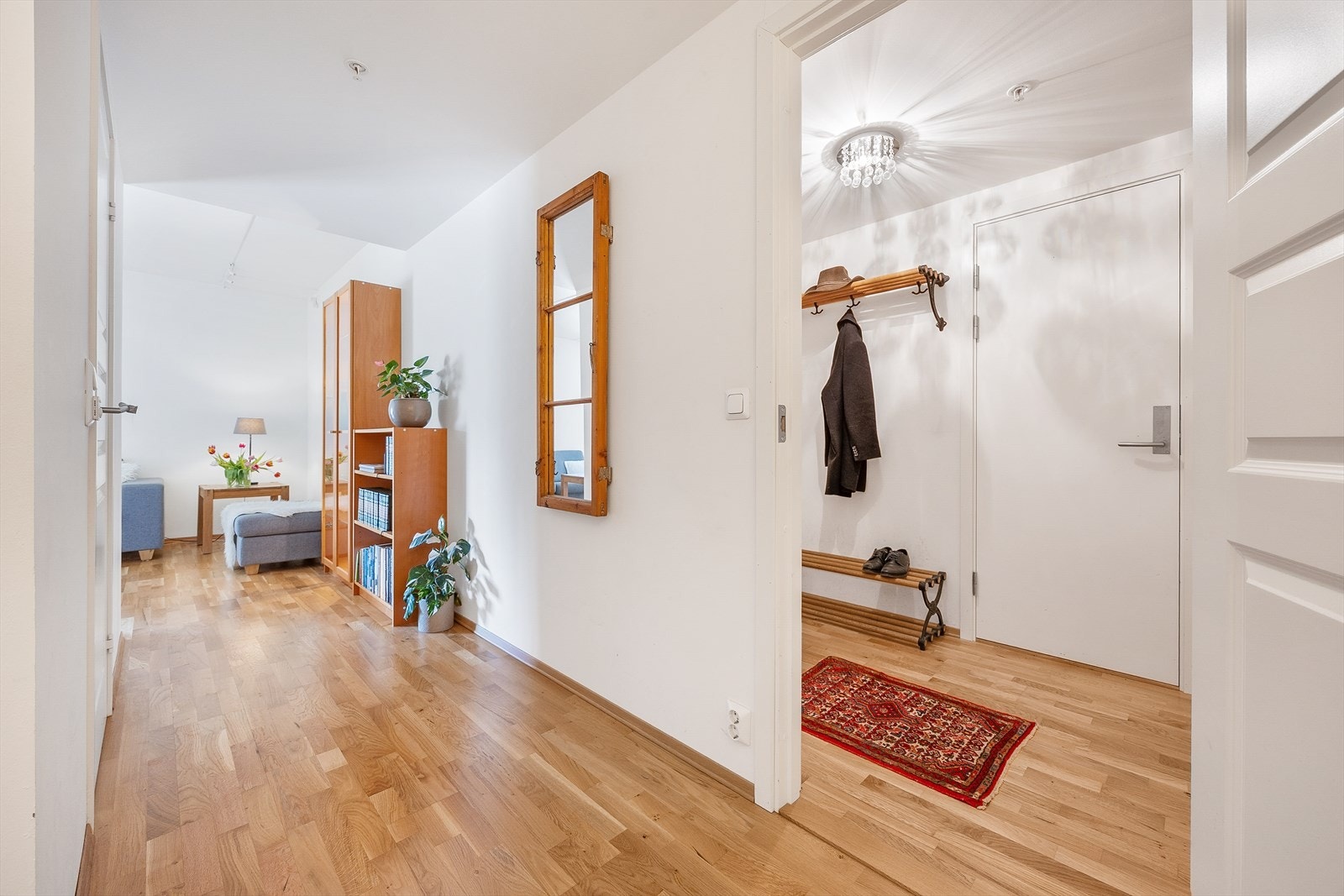 Fra entreen åpner leiligheten seg opp, med en gang som leder til soverom og oppholdsrom. Galleribilde