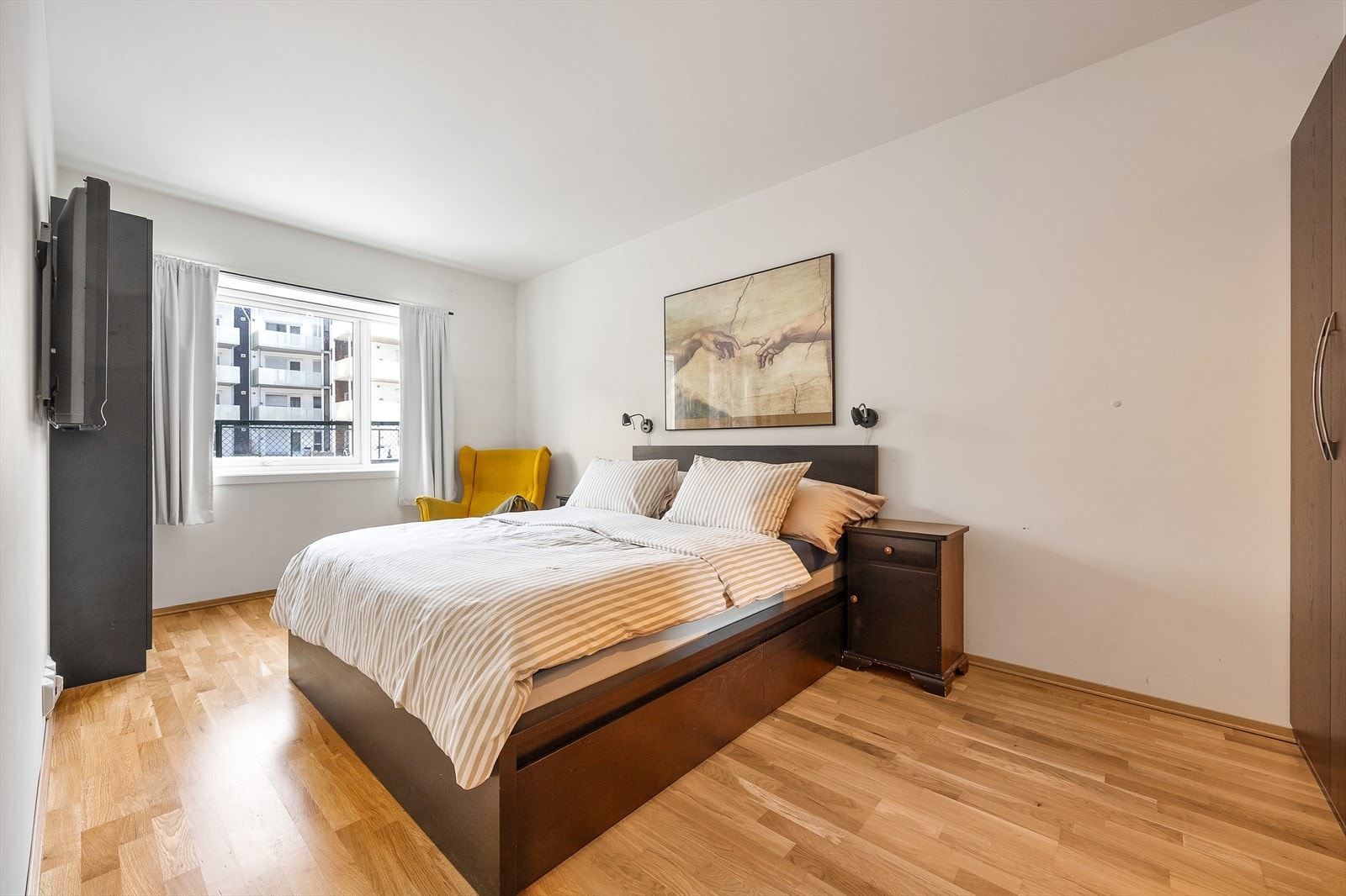 Hovedsoverommet er romslig med god plass til dobbeltseng og garderobeløsning. Galleribilde