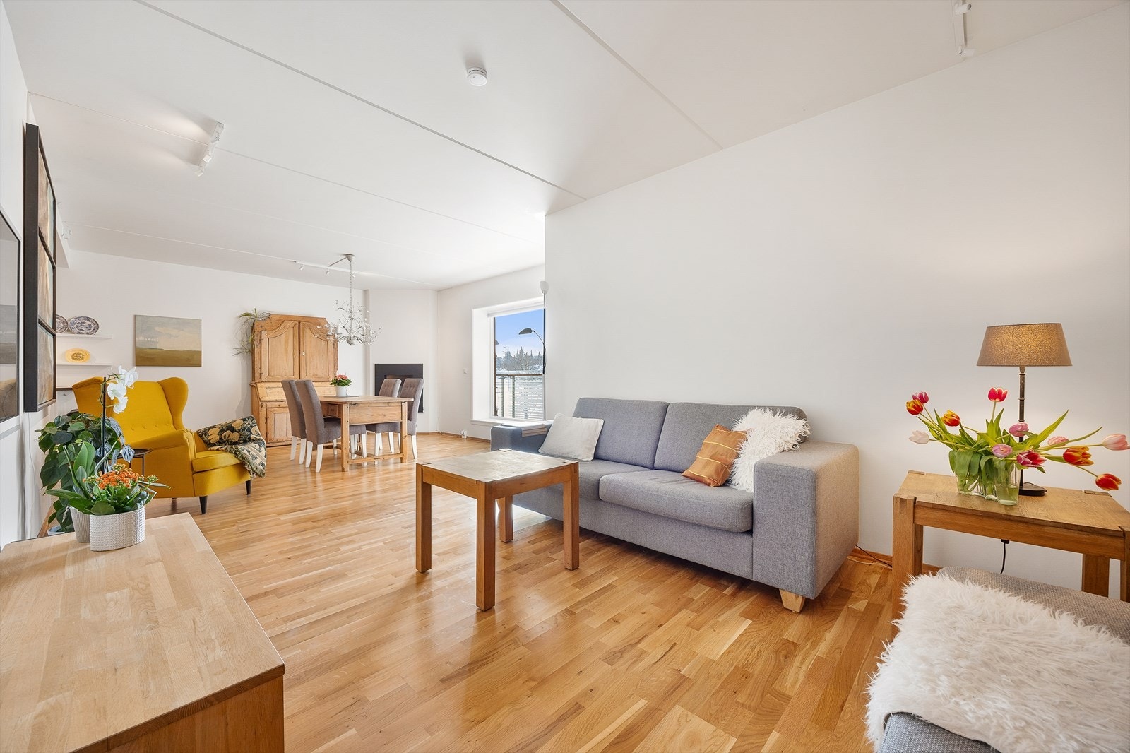 Stuen har god plass til en komfortabel sofagruppe og TV-seksjon. Galleribilde