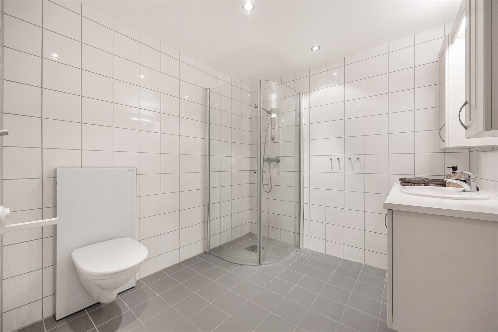 Leiligheten har to bad. Hovedbadet er helfliset med vegghengt toalett og dusjhjørne. Galleribilde