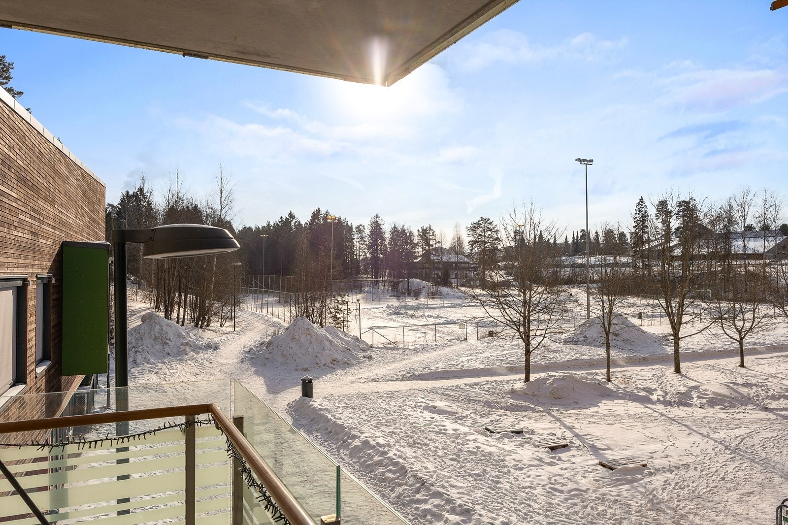Fra balkongen ser du ut mot grøntområder og Mortensrud idrettsanlegg, kun et par minutters gange unna. Galleribilde