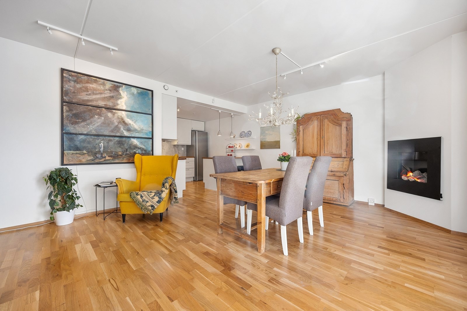 I tilknytning til kjøkkenet er det en naturlig plass for en større spisegruppe. Galleribilde