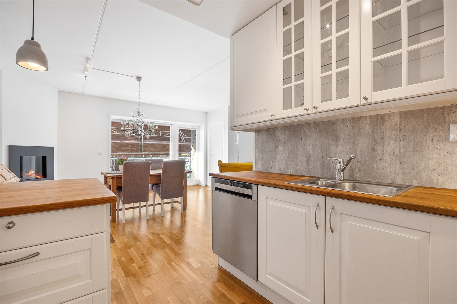 Godt med oppbevaringsplass i over- og underskap, inkludert vitrineskap. Galleribilde