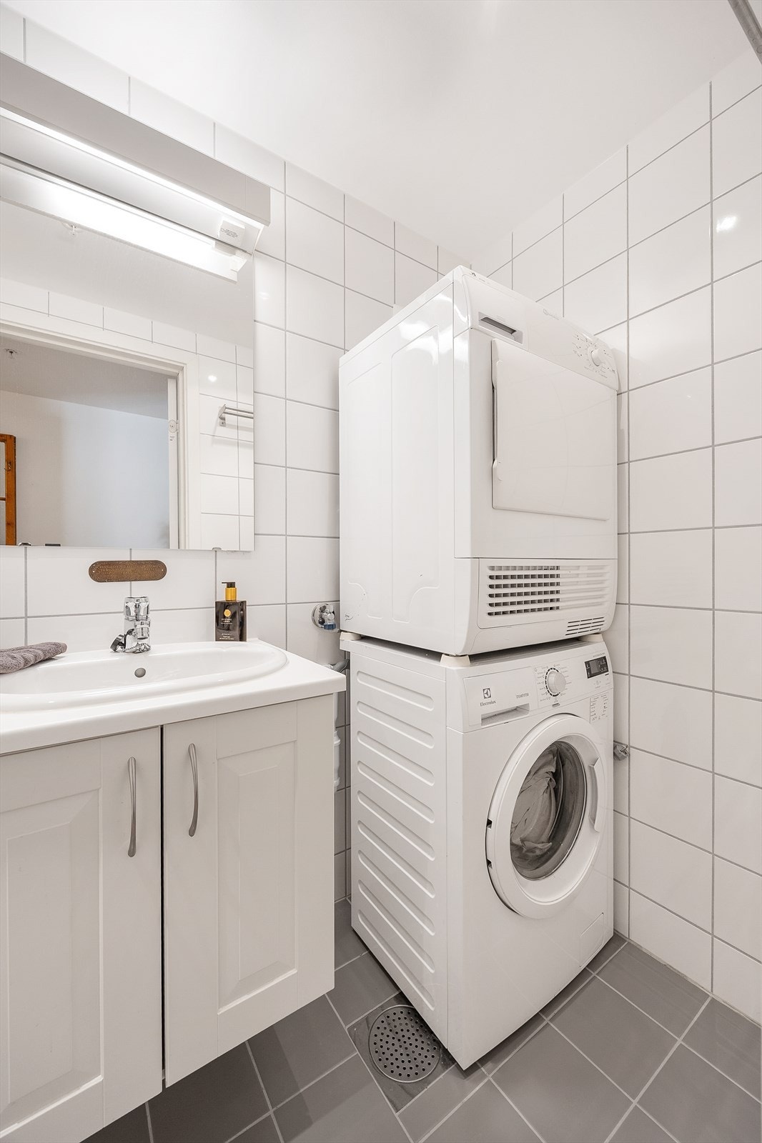 Her er det praktisk opplegg for vaskesøyle med både vaskemaskin og tørketrommel. Galleribilde