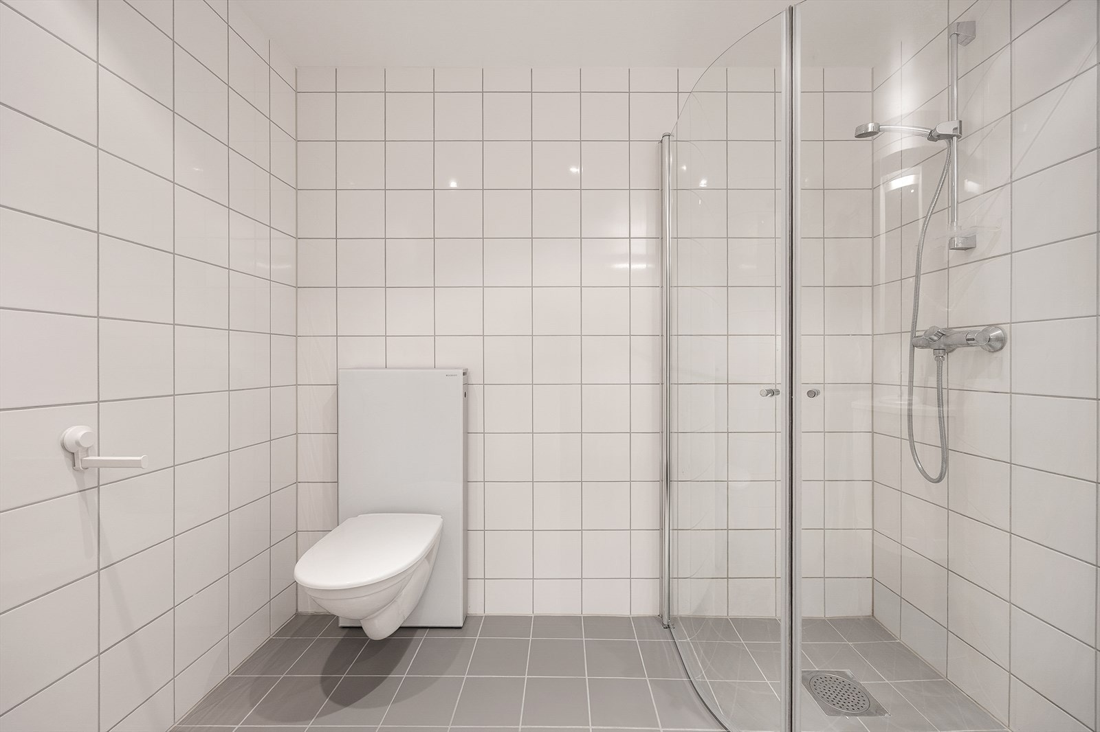 Dusjhjørnet har innfellbare glassdører som frigjør gulvplass. Galleribilde