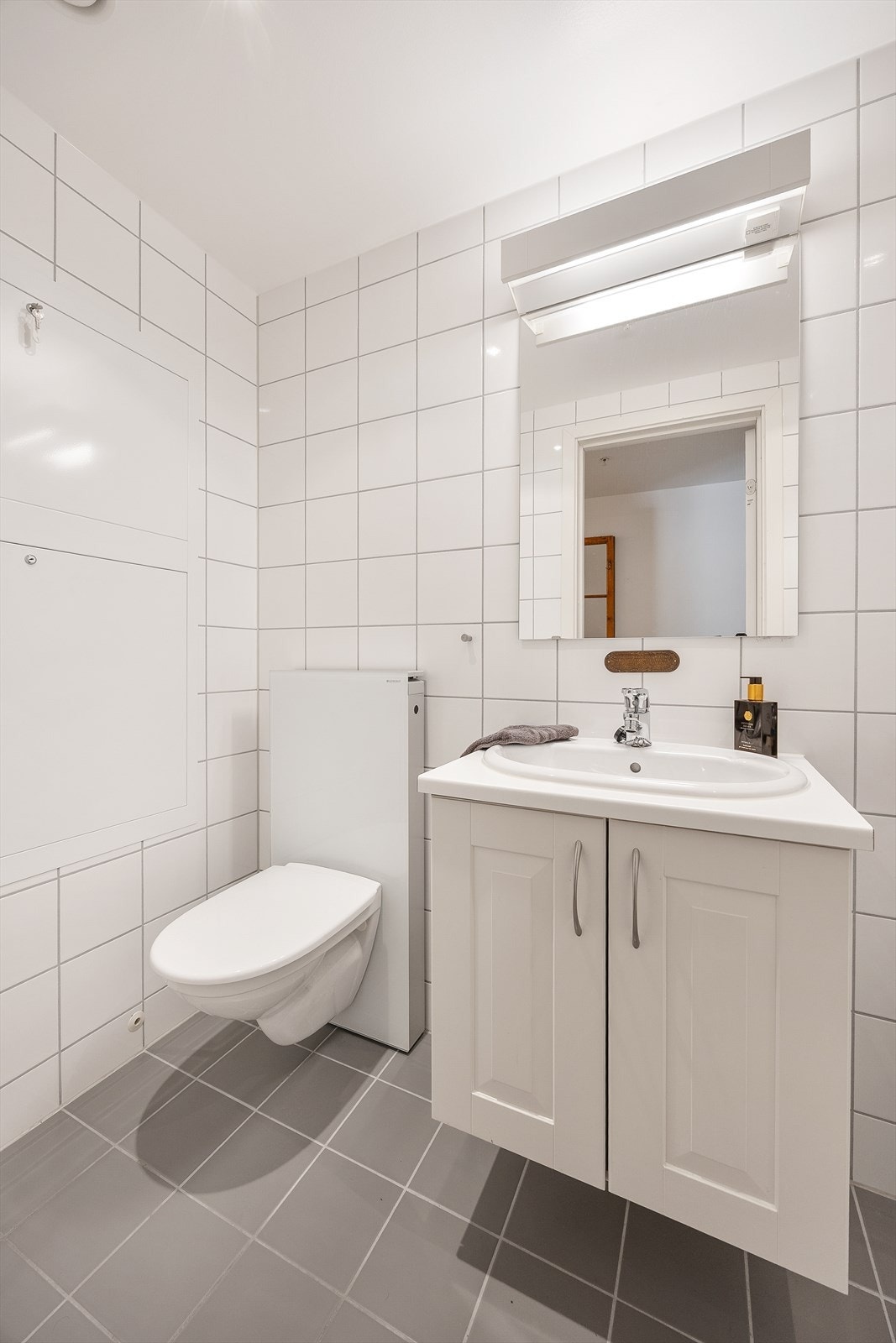 Det andre badet er også helfliset og utstyrt med servant og toalett. Galleribilde