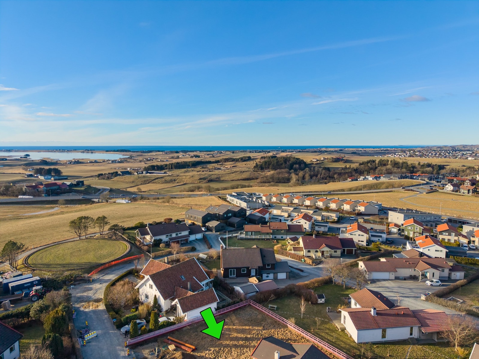 Eiendommen med pil mot, er byggesøkt med 2 nye eneboliger men sak er ikke godkjent pr. idag.
Vi takker for interessen i denne flotte eiendommen på toppen her i Vestringen 6. Husk meld dere på visning og kontakt evt. megler dersom det er spørsmål. Galleribilde
